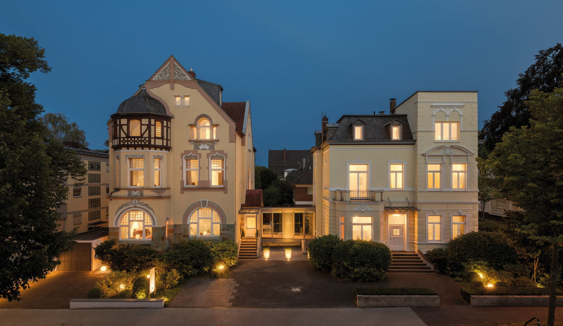 Villa bei Nacht